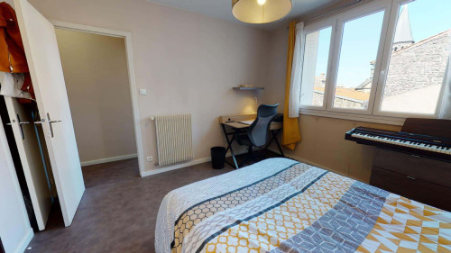 Room in Rue Victor Hugo, Clermont-Ferrand for 102 m² with 4 bedrooms