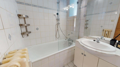 Room in Avenue Jacques Duclos, Vénissieux for 66 m² with 3 bedrooms - Gallery - 7