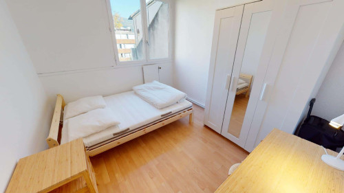 Room in Place des Géants, Grenoble for 112 m² with 4 bedrooms