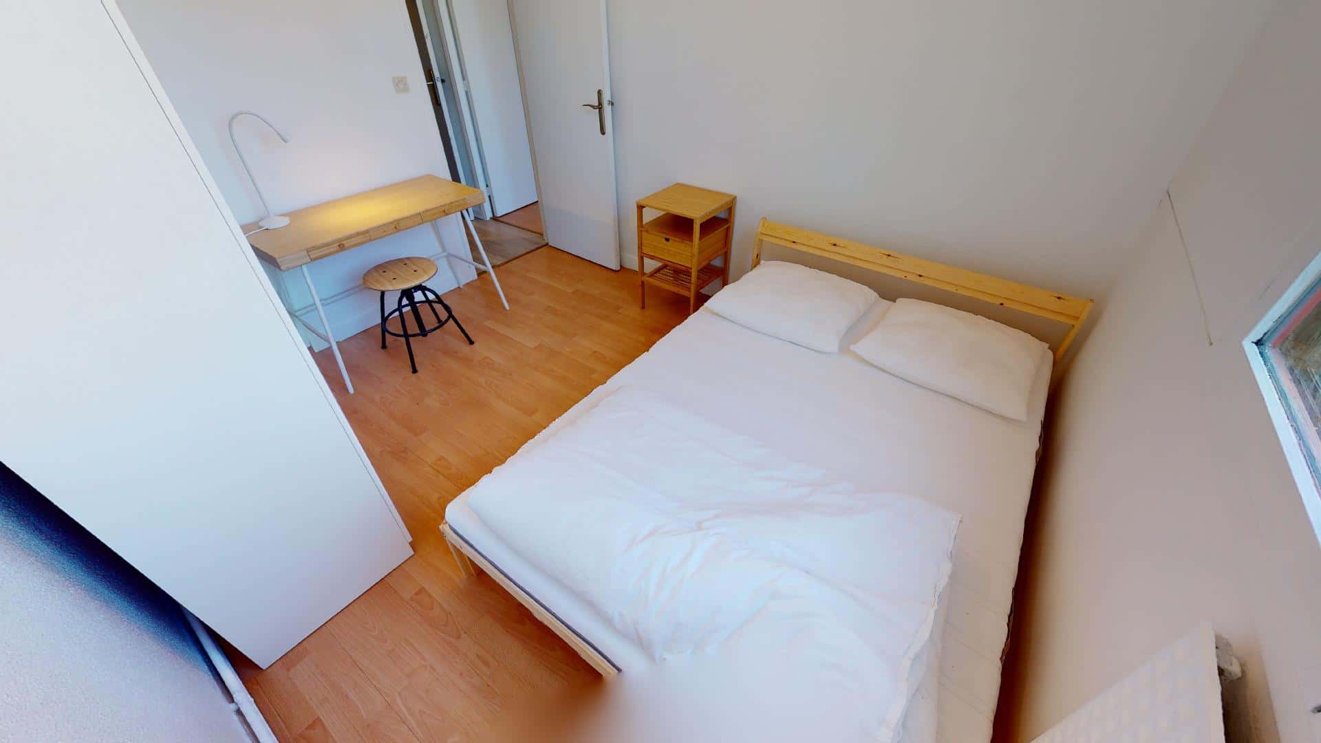 Room In Place Des Géants, Grenoble For 112 M² With 4 Bedrooms - 1
