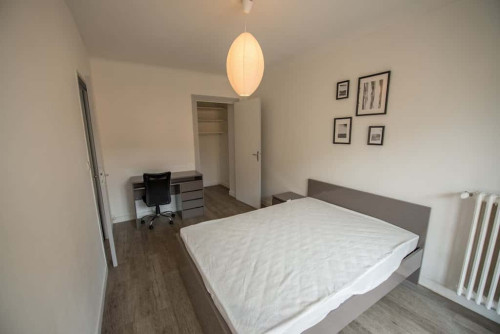 Room in Rue Charles de Gaulle, Saint-Étienne for 71 m² with 4 bedrooms