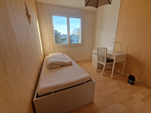 Room in Rue de Guingamp, Saint-Herblain for 80 m² with 4 bedrooms