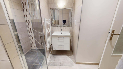 Room in Rue Président Salvador Allende, Vénissieux for 80 m² with 3 bedrooms - Gallery - 8