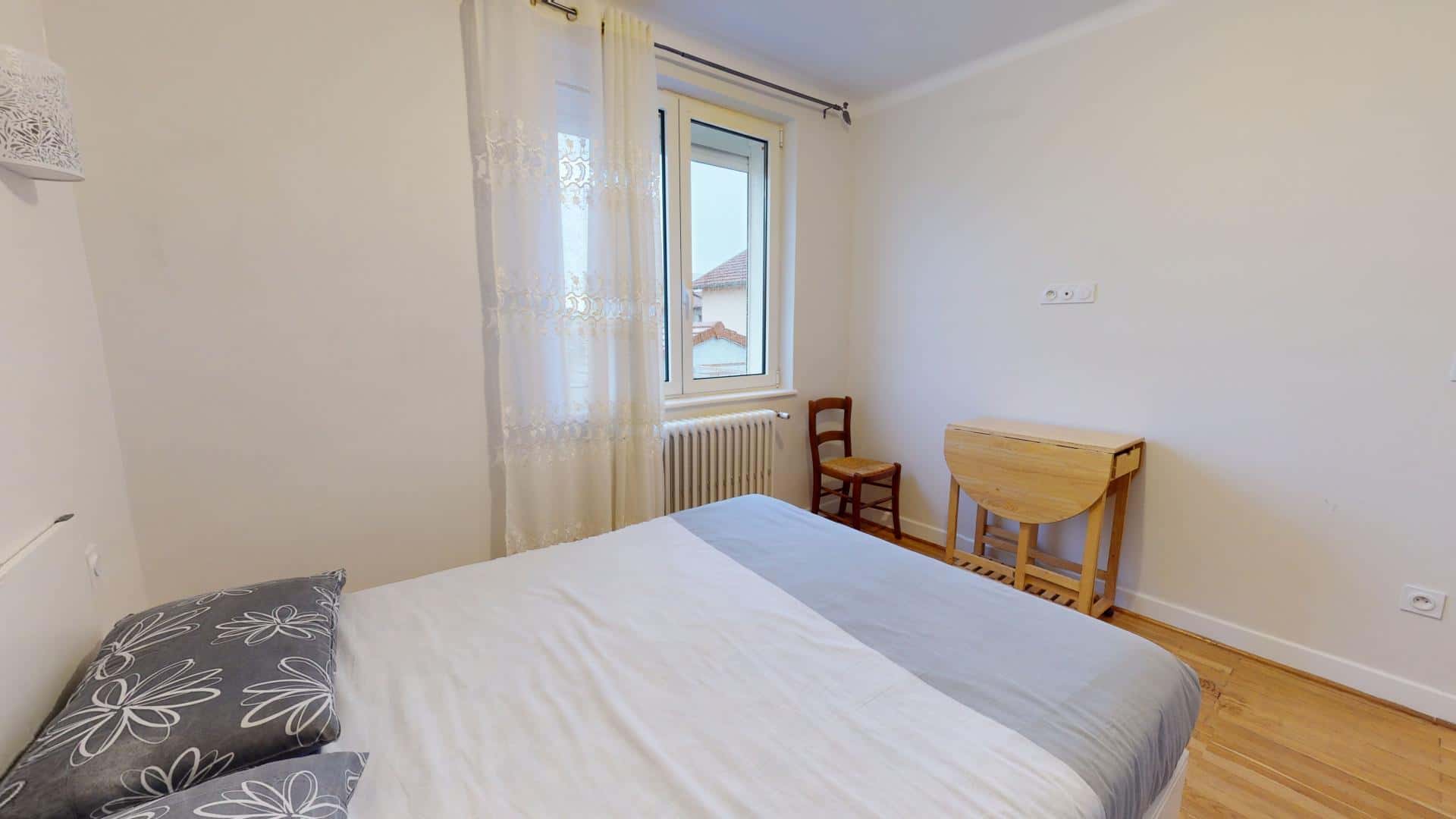 Room In Rue Président Salvador Allende, Vénissieux For 80 M² With 3 Bedrooms - 1