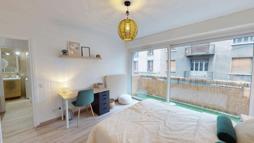 Chambre aménagée avec un lit double - Annemasse