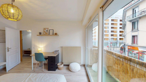 Chambre aménagée avec un lit double - Annemasse