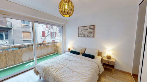 Chambre aménagée avec un lit double - Annemasse