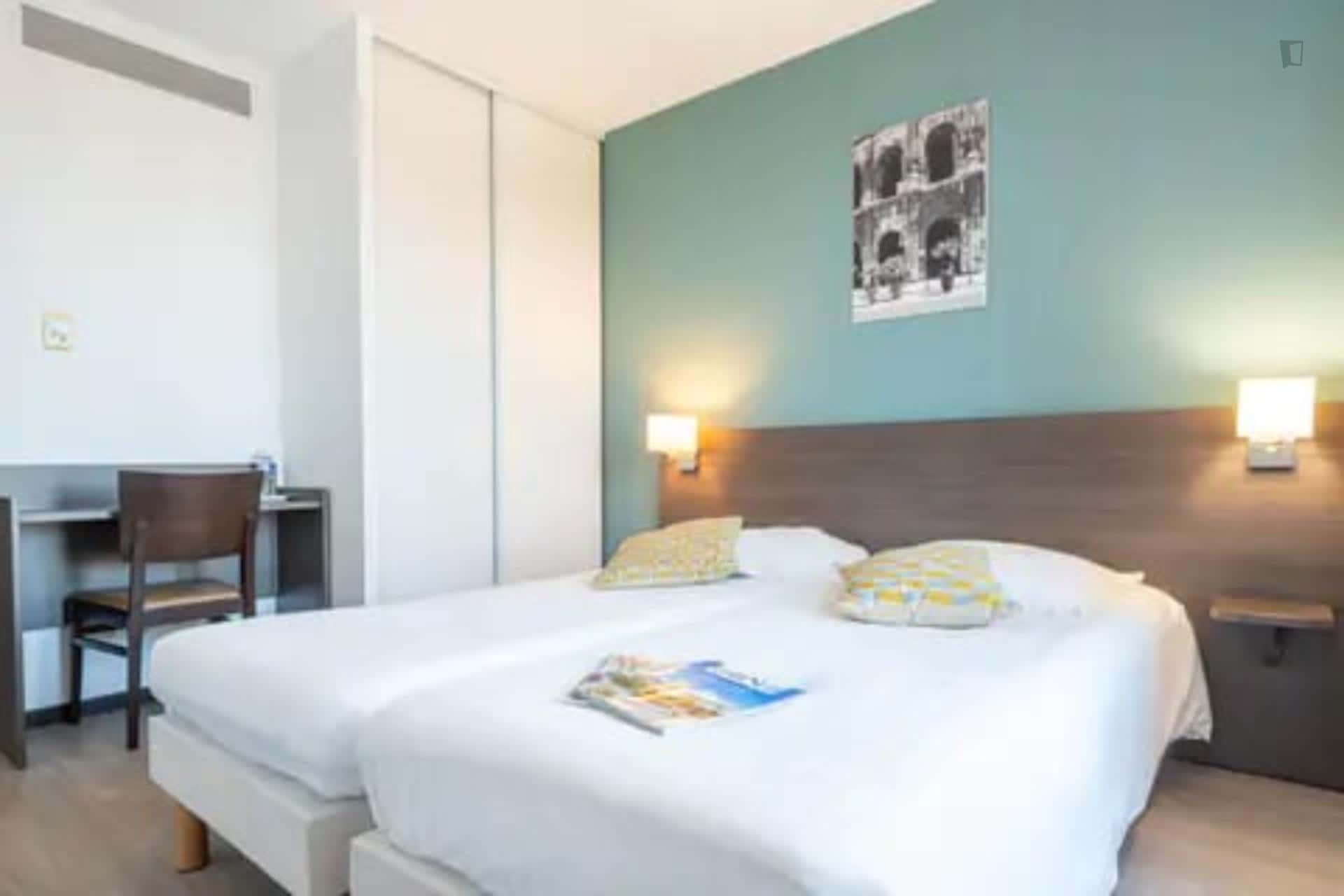 Apartment In Allée Boissy D'Anglas, Nîmes For 19 M² - 1