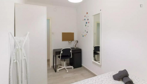 Beautiful double bedroom in a 3-bedroom apartment near Santa Eulàlia metro station