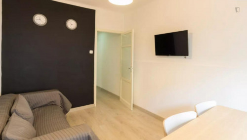 Beautiful double bedroom in a 3-bedroom apartment near Santa Eulàlia metro station  - Gallery -  5