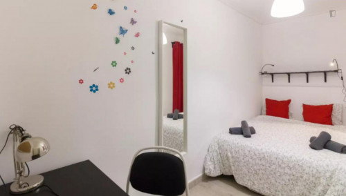 Beautiful double bedroom in a 3-bedroom apartment near Santa Eulàlia metro station