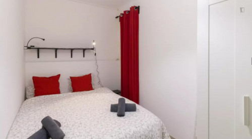 Beautiful double bedroom in a 3-bedroom apartment near Santa Eulàlia metro station