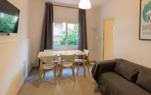 Beautiful double bedroom in a 3-bedroom apartment near Santa Eulàlia metro station