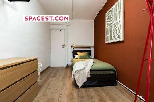 SAVIA R1 Single bedroom with desk