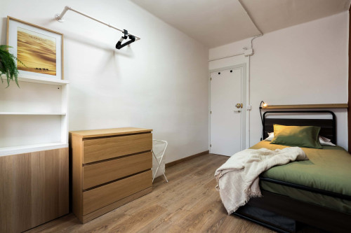 SAVIA R1 Single bedroom with desk