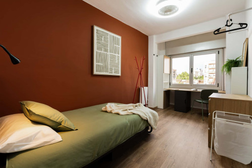 SAVIA R1 Single bedroom with desk
