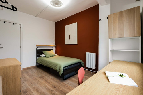 SAVIA R2 Single bedroom with desk
