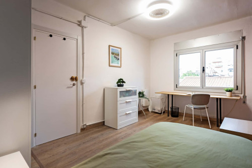 SAVIA R3 Single bedroom with desk