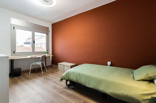 SAVIA R3 Single bedroom with desk