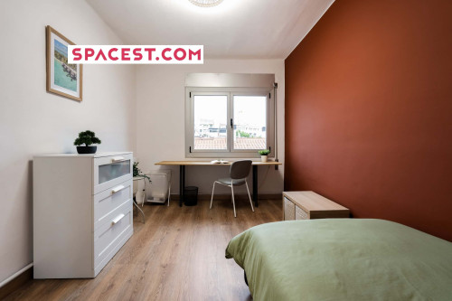 SAVIA R3 Single bedroom with desk