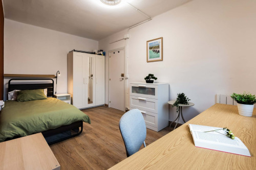SAVIA R3 Single bedroom with desk