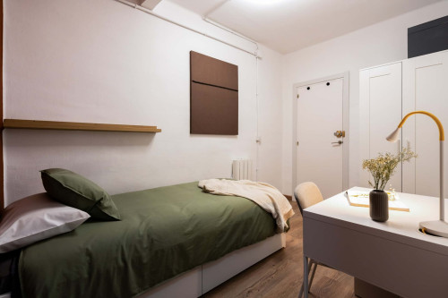 SAVIA R4 Single bedroom with desk