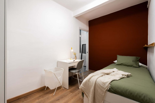 SAVIA R4 Single bedroom with desk