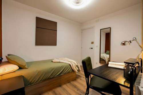 SAONA R2 Single bedroom with desk
