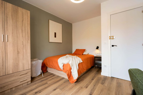 SAONA R4 Double bedroom with desk and AC - Gallery - 5