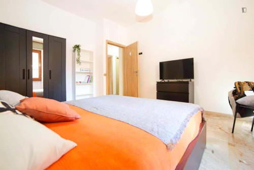 Room in Via Piave, Varese for 130 m² with 5 bedrooms