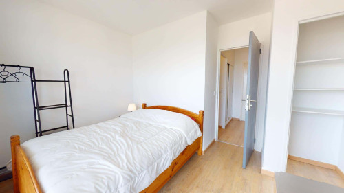 Room in Avenue Marcel Cachin, Vénissieux for 95 m² with 6 bedrooms