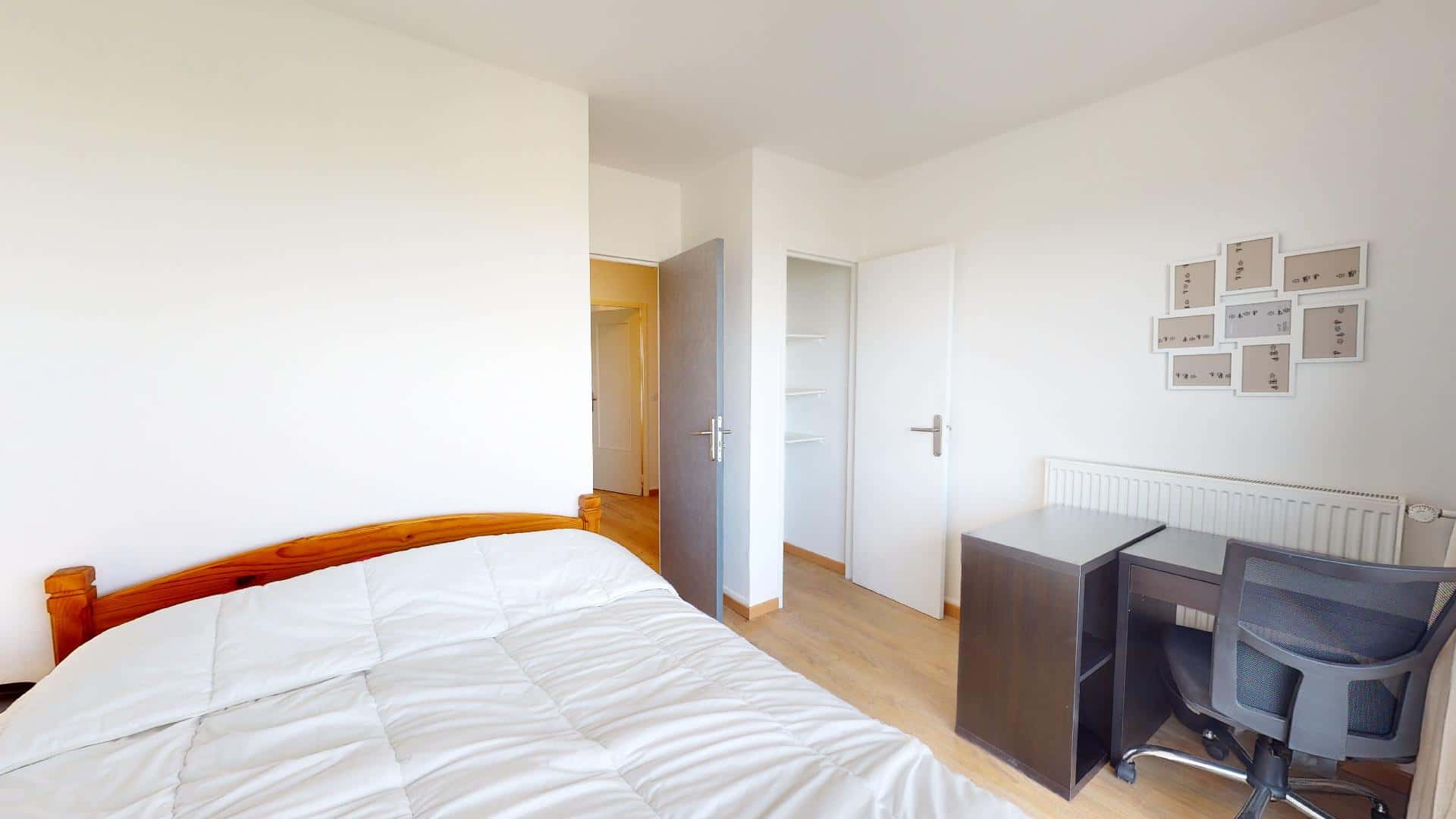 Room In Avenue Marcel Cachin, Vénissieux For 95 M² With 6 Bedrooms - 1