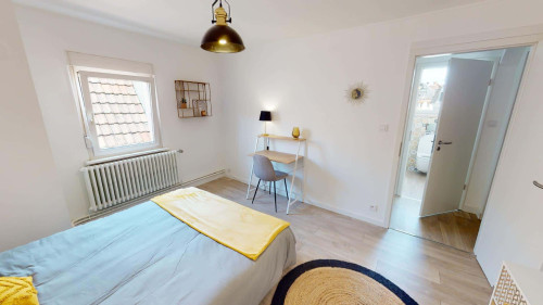 Room in Rue de Belfort, Mulhouse for 100 m² with 5 bedrooms