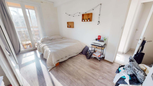 Room in Place Roger Salengro, Dijon for 64 m² with 3 bedrooms