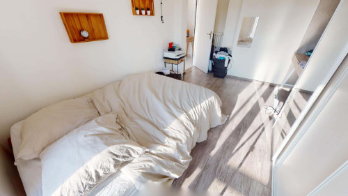 Room in Place Roger Salengro, Dijon for 64 m² with 3 bedrooms