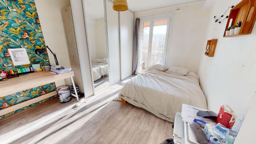 Room in Place Roger Salengro, Dijon for 64 m² with 3 bedrooms