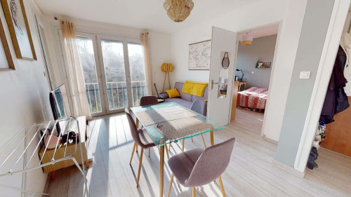 Room in Place Roger Salengro, Dijon for 64 m² with 3 bedrooms