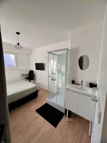 Room in Rue du Brouaz, Annemasse for 77 m² with 4 bedrooms