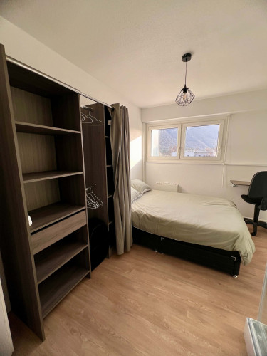 Room in Rue du Brouaz, Annemasse for 77 m² with 4 bedrooms