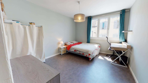 Room in Rue Victor Hugo, Clermont-Ferrand for 102 m² with 4 bedrooms