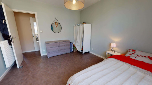 Room in Rue Victor Hugo, Clermont-Ferrand for 102 m² with 4 bedrooms