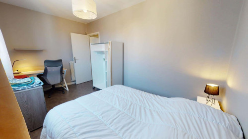 Room in Rue Victor Hugo, Clermont-Ferrand for 102 m² with 4 bedrooms