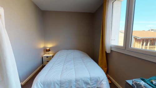 Room in Rue Victor Hugo, Clermont-Ferrand for 102 m² with 4 bedrooms