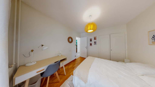Room in Rue du Professeur Roux, Vénissieux for 84 m² with 5 bedrooms