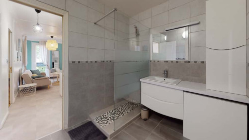 Room in Rue du Professeur Roux, Vénissieux for 84 m² with 5 bedrooms
