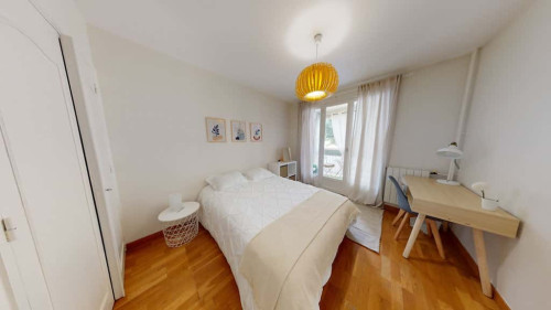 Room in Rue du Professeur Roux, Vénissieux for 84 m² with 5 bedrooms