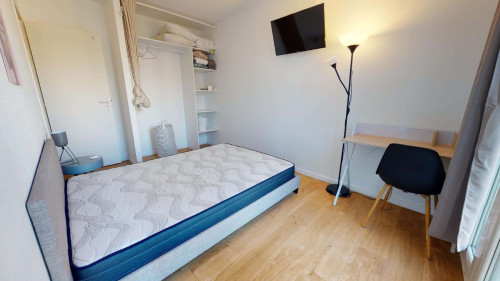 Room in Rue d'Hyères, Toulouse for 80 m² with 4 bedrooms