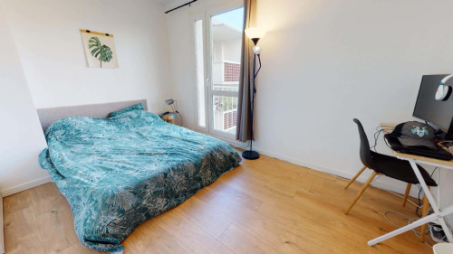 Room in Rue d'Hyères, Toulouse for 80 m² with 4 bedrooms