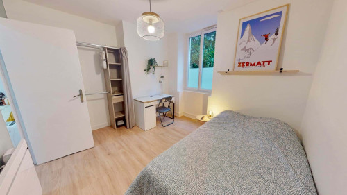 Room in Rue Pasteur, Pau for 106 m² with 6 bedrooms