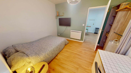 Room in Rue Pasteur, Pau for 106 m² with 6 bedrooms